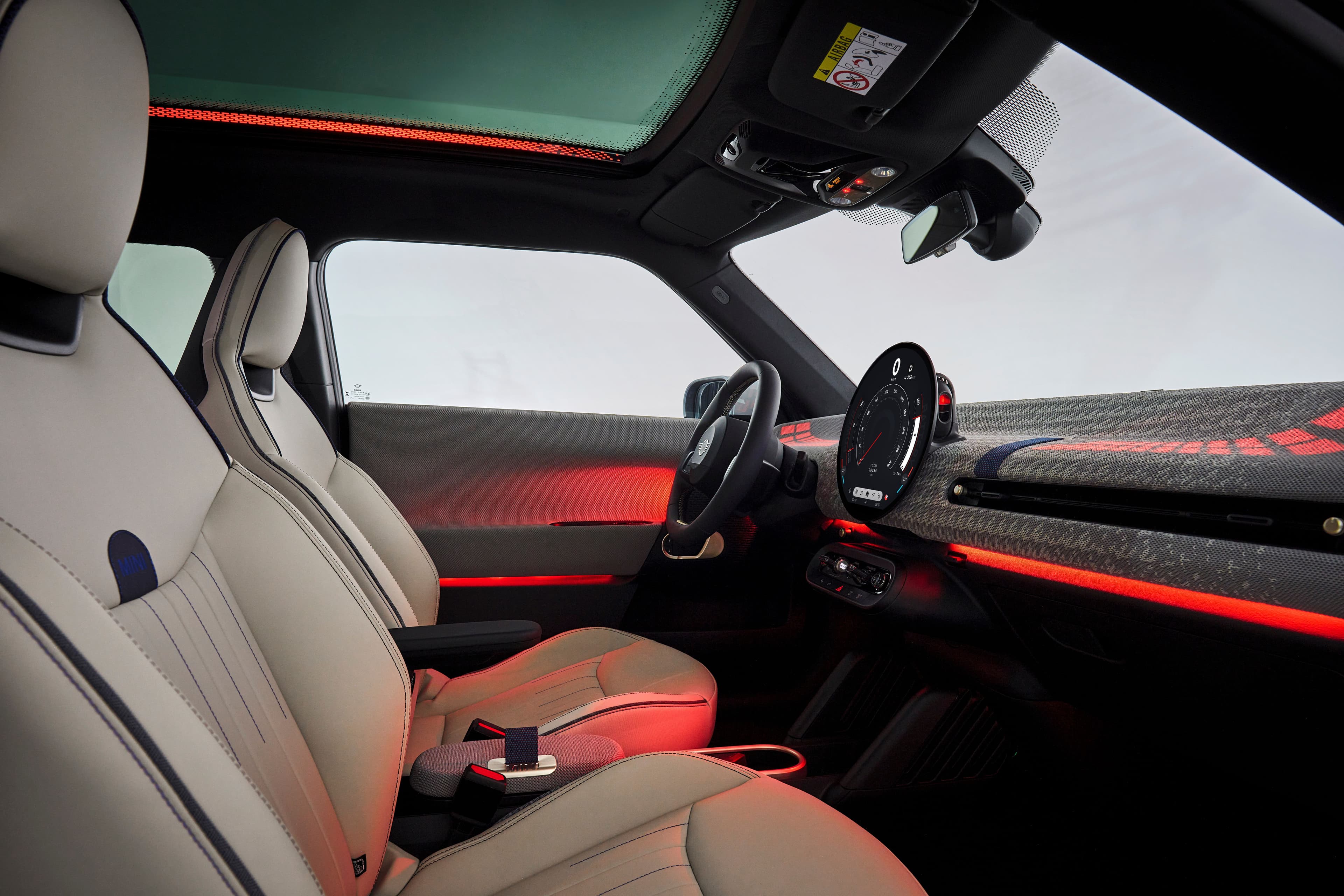 Imagen del MINI Cooper SE eléctrico destacando su diseño frontal y carácter urbano