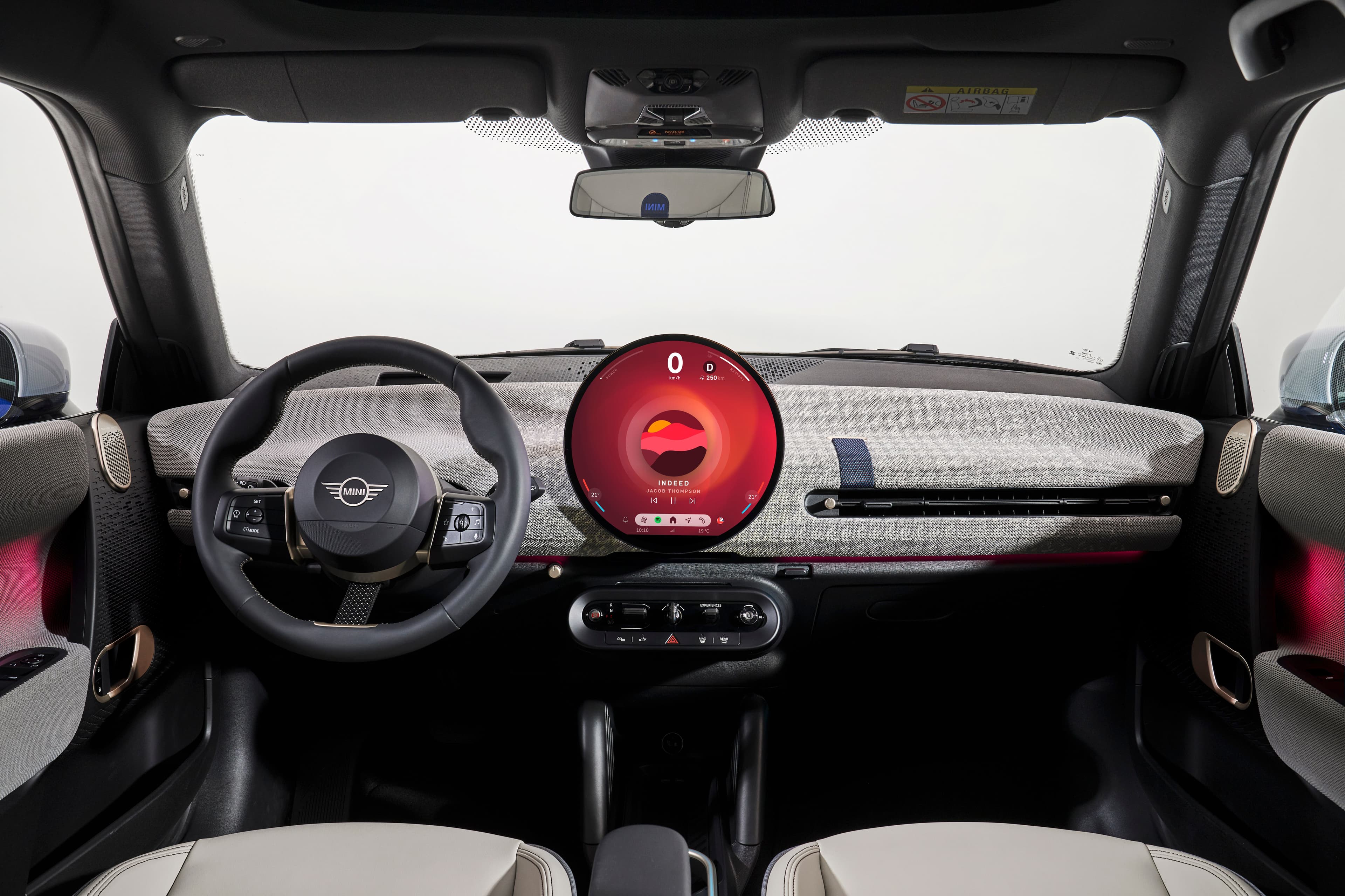 Imagen del MINI Cooper SE eléctrico mostrando su perfil lateral y diseño compacto
