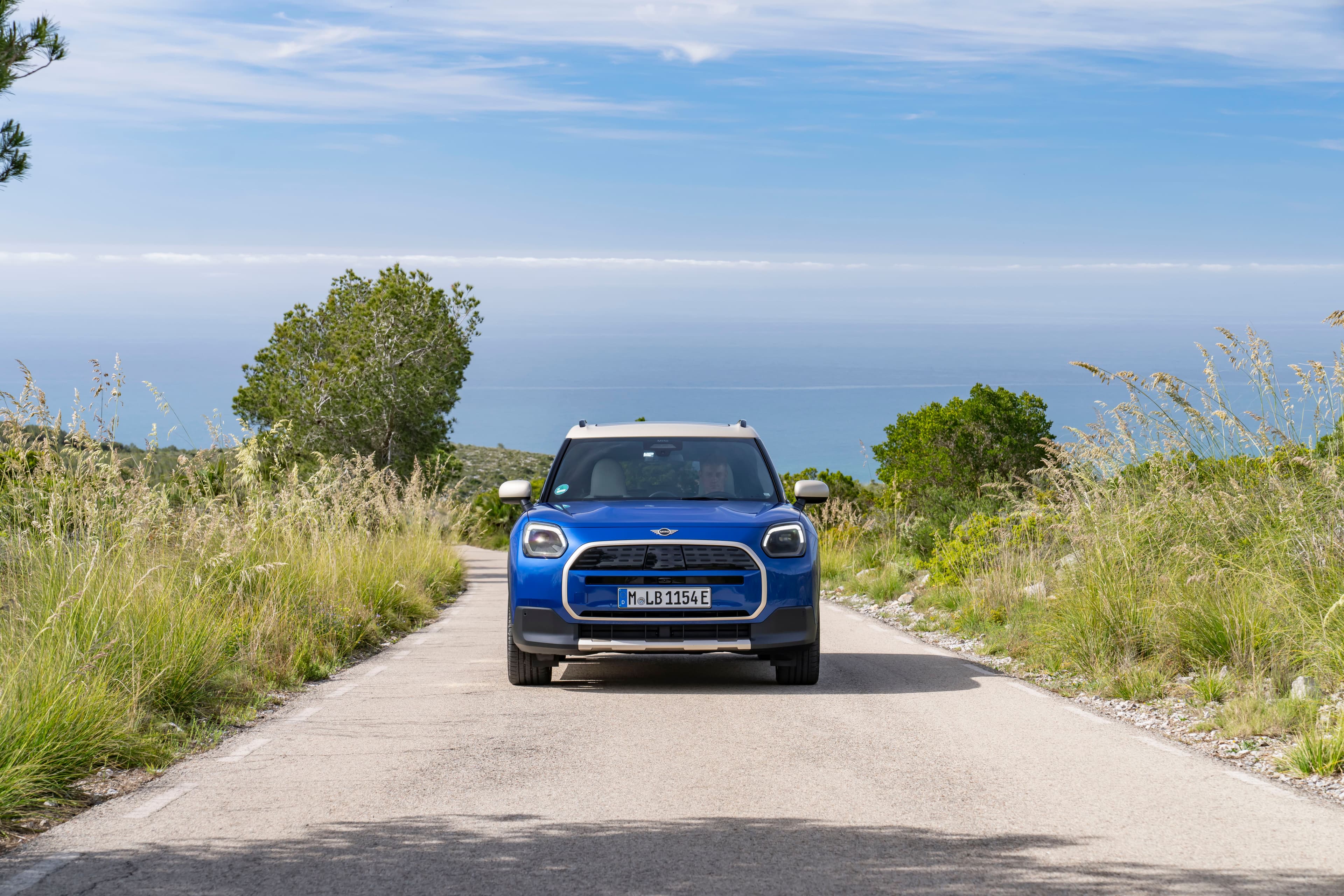 Imagen del MINI Countryman E eléctrico mostrando su perfil lateral y diseño aventurero