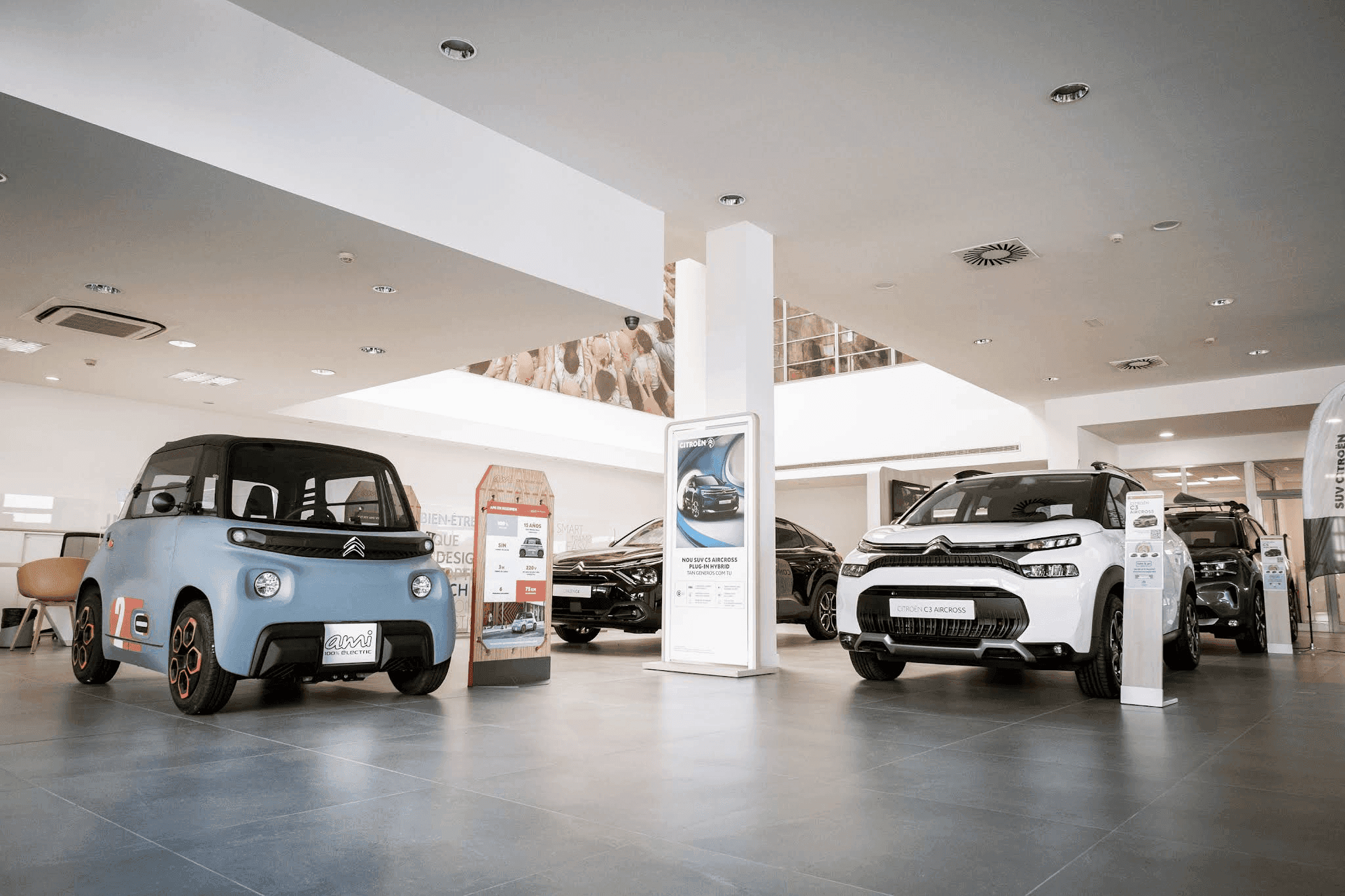 Imagen del concesionario Citroën con vehículos expuestos y zona de atención al cliente