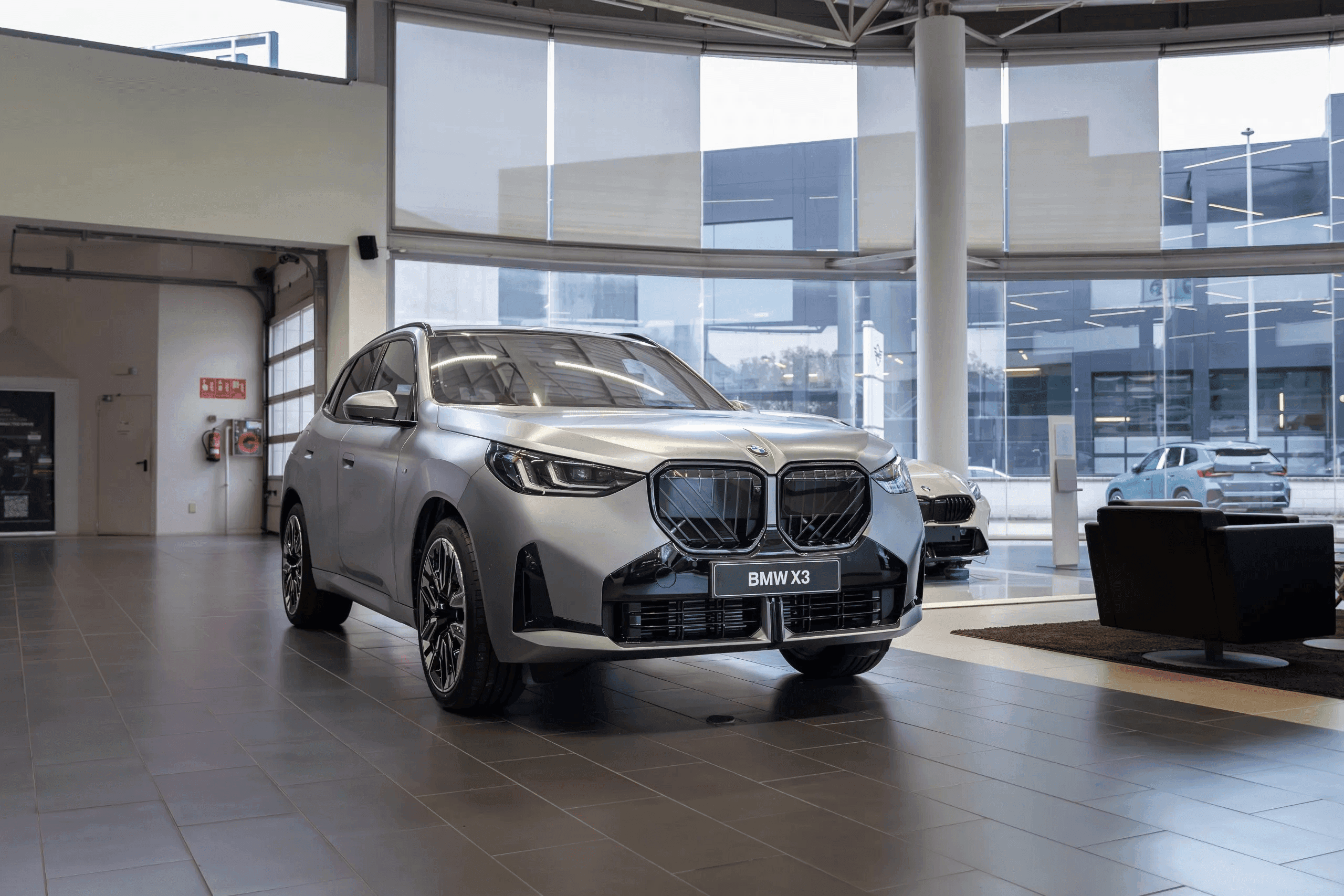 Imagen de un vehículo BMW de gran tamaño destacando su presencia y diseño premium