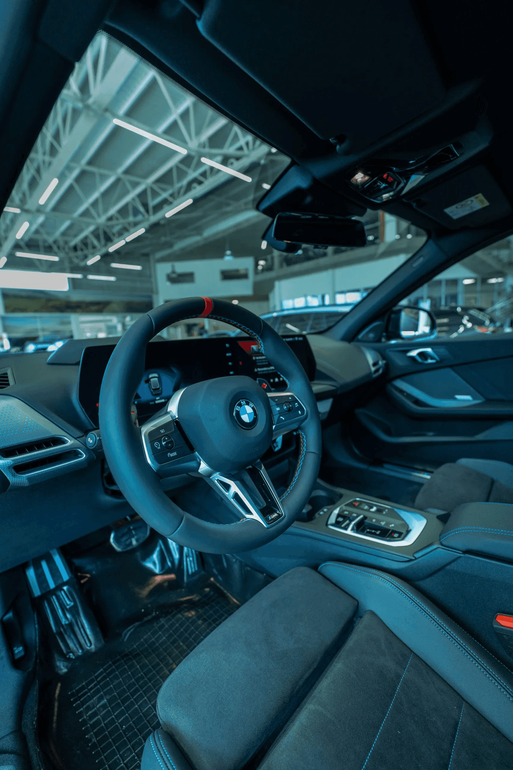 Imagen del interior de un vehículo BMW mostrando el volante y detalles de diseño
