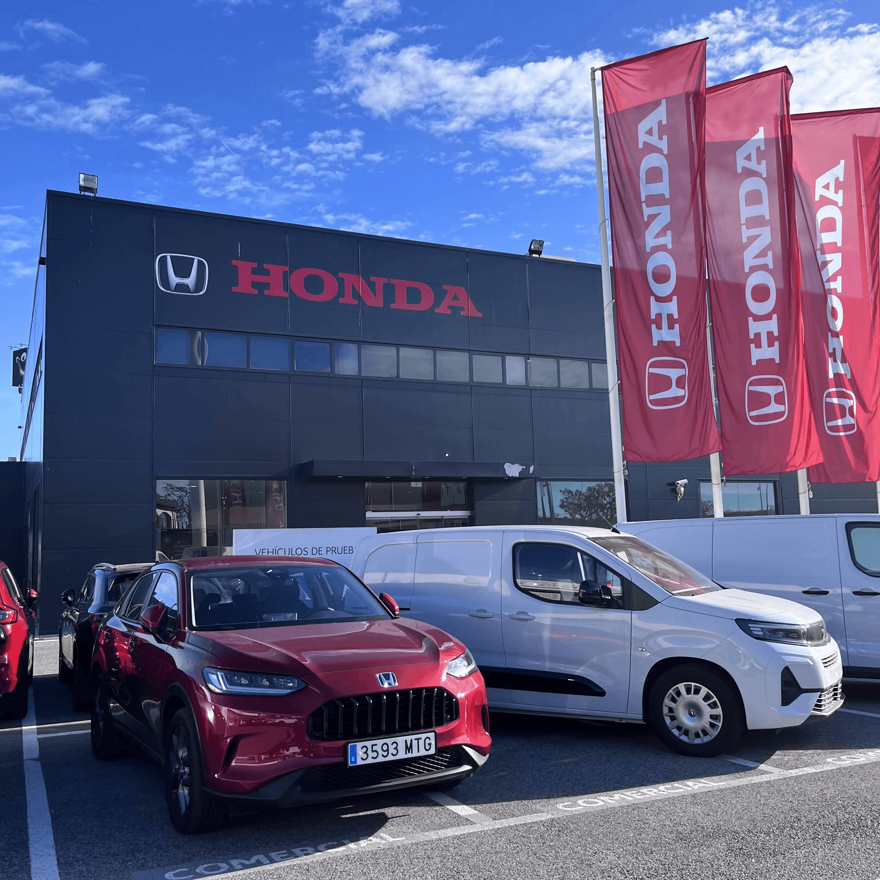 Imagen del concesionario Honda con exposición de vehículos y zona de atención al cliente