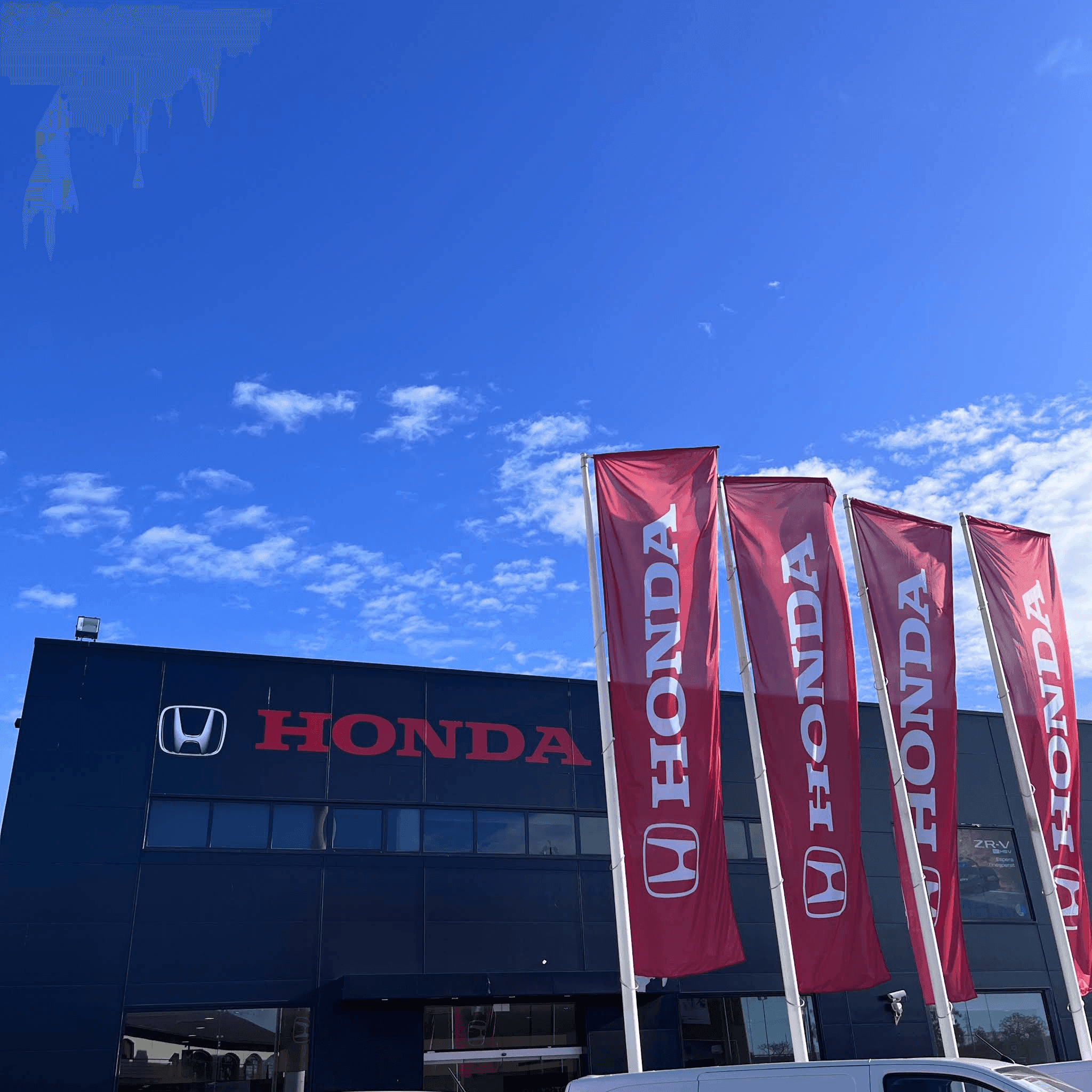 Imagen del concesionario Honda con exposición de vehículos y zona de atención al cliente