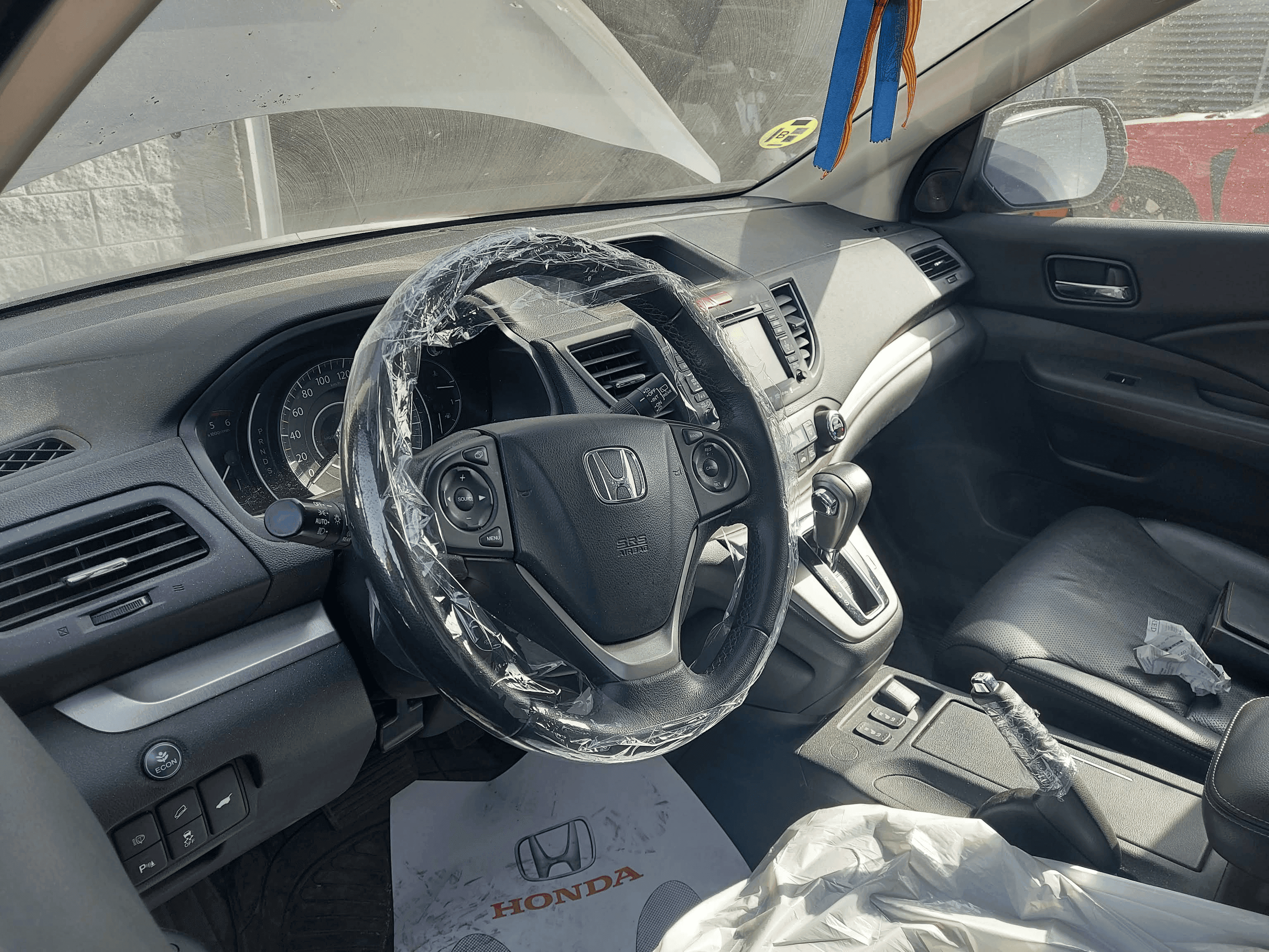 Imagen del interior de un vehículo Honda mostrando el volante y detalles de diseño