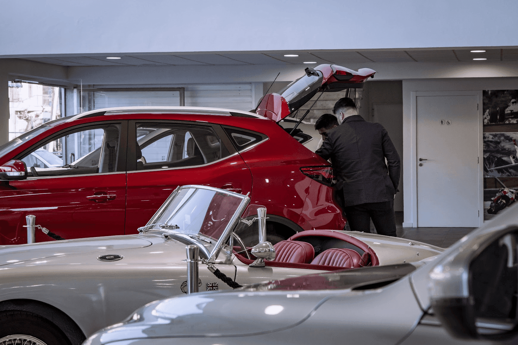 Imagen de la exposición de vehículos MG en el interior del concesionario