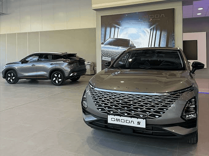 Imagen del concesionario OMODA con vehículos expuestos y zona de atención al cliente