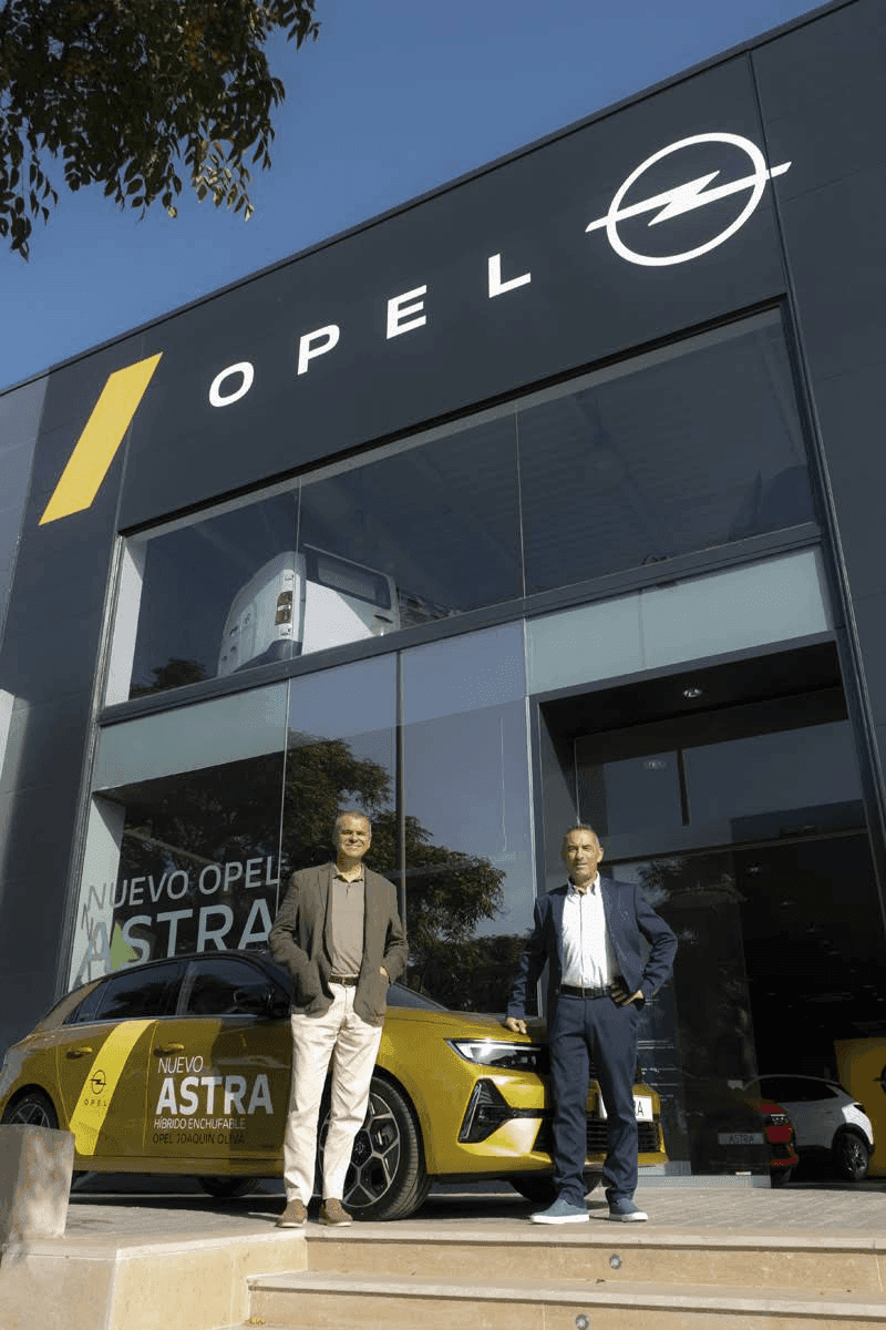Imagen del concesionario Opel mostrando sus instalaciones y exposición de vehículos
