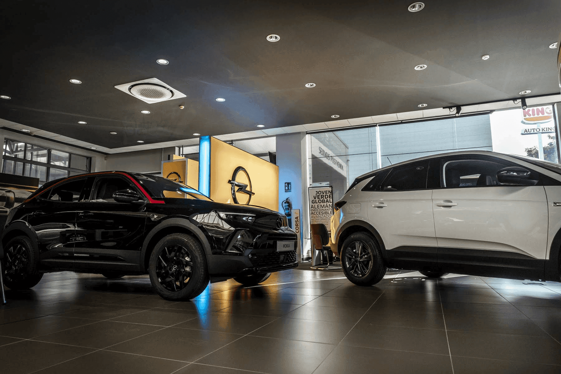 Imagen del concesionario Opel con exposición de vehículos y zona de venta