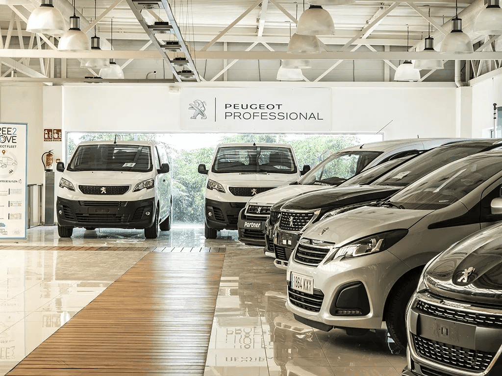Imagen de la exposición de vehículos Peugeot en el interior del concesionario